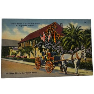 Postal con escena de carruaje tirado por caballos en la casa más antigua de San Agustín, Florida