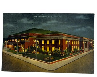 Vintagevykort med nattscen i Milwaukee Auditorium i Wisconsin från 1944