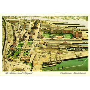 Puede incluir: Postal vintage con una vista aérea de The Boston Naval Shipyard en Charlestown, Massachusetts. La ilustración muestra edificios, carreteras, barcos y el USS Constitution. La postal tiene un borde color crema y texto en la parte inferior.