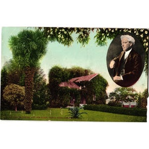Könnte beinhalten: Vintage Postkarte mit einem Porträt eines Mannes in einem ovalen Rahmen und einem Farbbild eines mit Wein bedeckten Hauses. Der Text unten lautet: LUTHER BURBANK AND HIS HOME, SANTA ROSA, CALIF.
