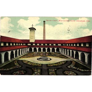 Peut inclure: Une carte postale vintage montrant l'Interior Court, Warrensville Farm, Cleveland, Ohio. L'image présente un bâtiment en forme de U avec des toits rouges, des arcades, une fontaine centrale, des parterres de fleurs, une haute cheminée et une tour.