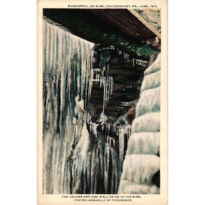 Op de afbeelding: Vintage ansichtkaart van de Wonderful Ice Mine in Coudersport, PA, uit juni 1913. De afbeelding toont een ijsmuur en een ladder, met tekst onderaan die aangeeft dat deze jaarlijks door duizenden werd bezocht.