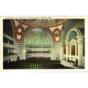 Op de afbeelding: Vintage ansichtkaart met het interieur van de Christian Science Church in Boston, Massachusetts. De afbeelding toont een groot koepelvormig plafond, rijen zitplaatsen en een orgel. De ansichtkaart heeft een vintage esthetiek met gedempte kleuren.