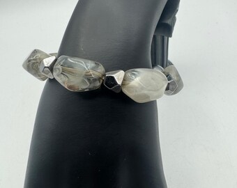 Bracelet de perles extensible avec acrylique gris et perles argentées