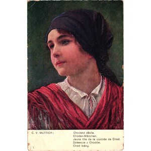 Puede incluir: Postal vintage con un retrato de una persona joven. El sujeto lleva un pañuelo oscuro, una camisa blanca con cuello y un chal rojo. El fondo es verde apagado. El texto en la parte inferior dice "C. V. MUTTICH: Chodské děvče..."