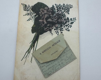 Postal floral vintage con sobre y nota escrita a mano Un diseño de mensaje inalámbrico