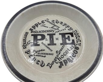Plato de cerámica para tarta con diseño tipográfico retro que presenta varios sabores de tarta.