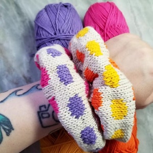 Stickmönster med prickig scrunchie - Fair Isle scrunchie - Stickmönster med prickig stickning - Stickmönster med färger - Dottie scrunchie