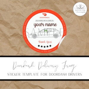 Puede incluir: Una pegatina blanca con un borde rojo que presenta una rana de dibujos animados conduciendo un coche. La pegatina dice "Doordash Delivered with Care By: your name Thank you!" y tiene cinco estrellas debajo del texto. La pegatina está sobre un fondo de papel marrón. El texto "Doordash Delivery Frog Sticker Template for Doordash Drivers" está debajo de la pegatina.