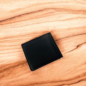 Cartera de cuero plegable RFID para hombre con capacidad extra. Regalo para hombre. Cartera minimalista/portamonedas artesanal. Color negro.