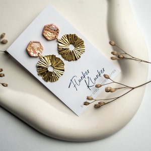 Statement Ohrringe aus Polymer Clay mit vielen Golddetails Handgemachte Hängeoohrringe Boho hexagon Festival-Schmuck Chiara Coral