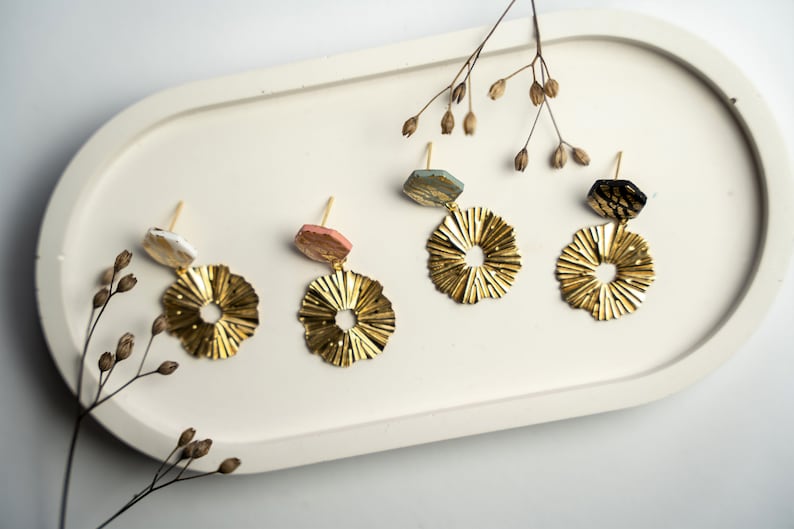 Statement Ohrringe aus Polymer Clay mit vielen Golddetails Handgemachte Hängeoohrringe Boho hexagon Festival-Schmuck Chiara Bild 5
