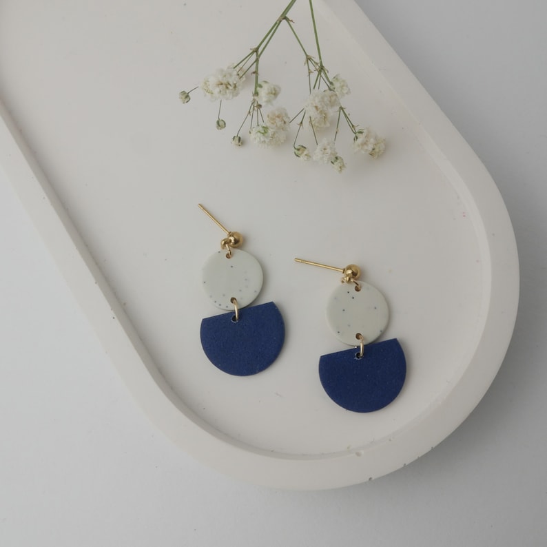 Kleine Hängeohrringe aus Polymer Clay federleichter Schmuck für den Alltag cooler, moderner Style handgefertigt Sommerohrring Josi Indigo