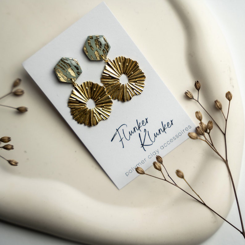 Statement Ohrringe aus Polymer Clay mit vielen Golddetails Handgemachte Hängeoohrringe Boho hexagon Festival-Schmuck Chiara Seafoam