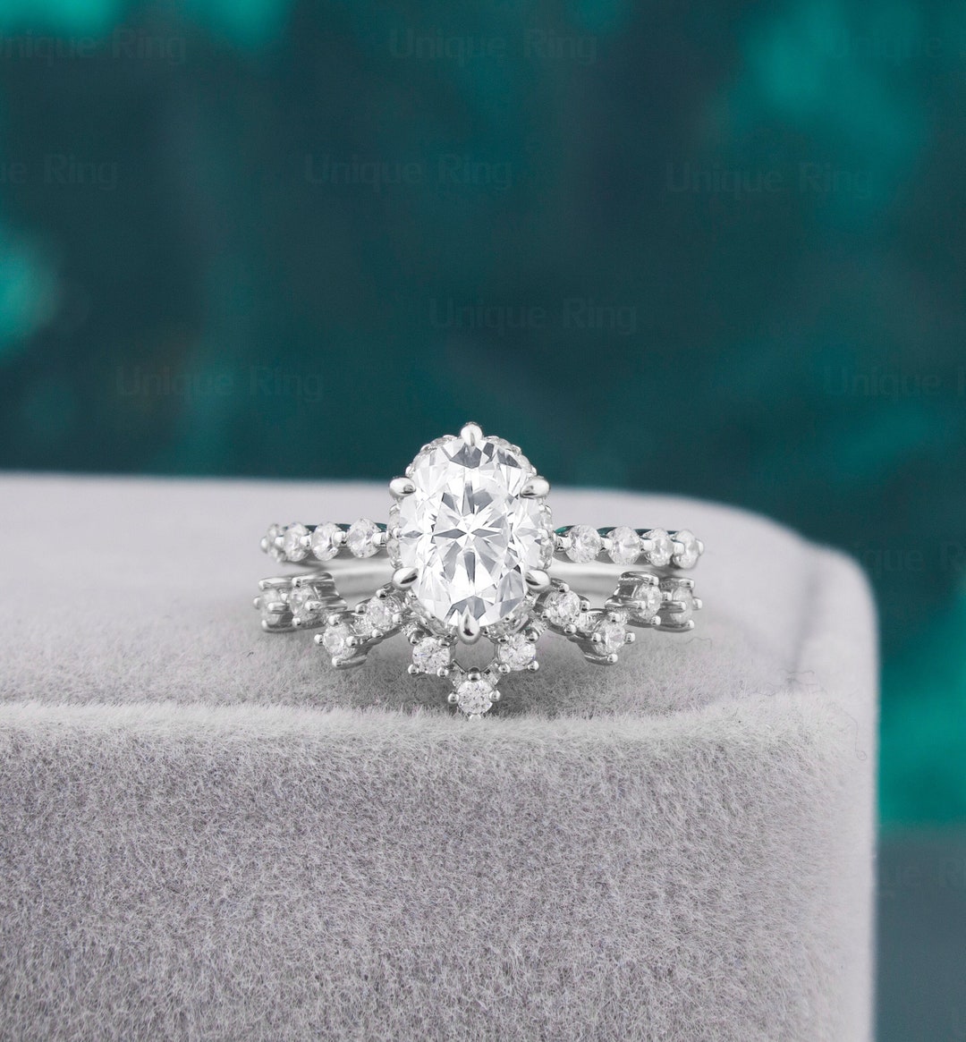 Conjunto de compromiso de moissanita ovalada para boda y