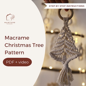 Może przedstawiać: Biała ozdoba choinkowa z makramu z drewnianymi koralikami i drewnianym pierścieniem na górze. Ozdoba jest zawieszona na ręce. Tekst "STEP BY STEP INSTRUCTIONS" jest widoczny w prawym górnym rogu obrazu. Tekst "Macrame Christmas Tree Pattern" i "PDF + video" jest widoczny w lewym dolnym rogu obrazu.