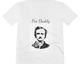 Può includere: T-shirt bianco a collo a V con un'illustrazione in bianco e nero di Edgar Allan Poe e il testo "Poe Daddy" stampato sul davanti.