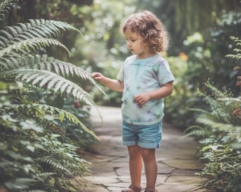 Blütenflüsterer Fruit of the Loom Kinder T-Shirt Sz XS 4 Handgefärbtes Grün Lila Weiß Batik Küsten-Cottagecore Geschenk Pastel Soft Eco Verträumt