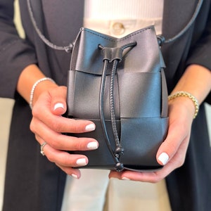 BLACK BUCKET BAG image 1