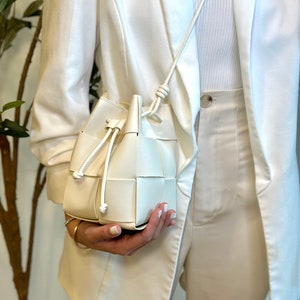 WHITE BUCKET BAG image 1