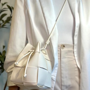 WHITE BUCKET BAG image 2