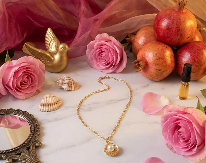 Aphrodite's Necklace, Aphrodite, Seashell necklace