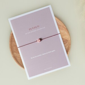 Personalisierbares Geschenk Armband – Mama, Oma, Schwester – Makramee Armband - Geschenkkarte in Rosa– Inklusive Umschlag –  Ocean of Dreams