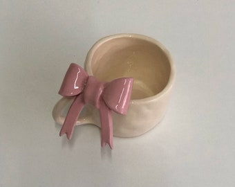 rosa - taza de cerámica hecha a mano con lazo de cinta roja 3D / 300 ml / tazas de café coquetas hechas a mano, regalo único de San Valentín, linda taza estética de pajarita