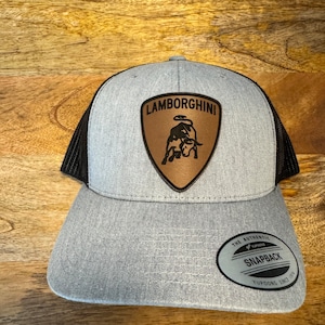 Lamborghini Trucker Custom Car Hat Specialtillverkad truckerkeps med läderlapp. Personlig text, företagslogotyp.