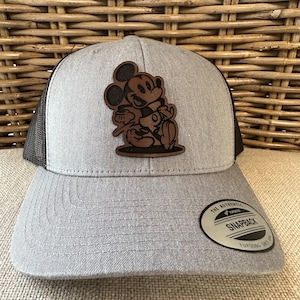 Czapka trucker z naszywką ze skóry na zamówienie. Logo firmy, tekst, prezent. Czapka z naszywką ze skóry Myszki Miki.