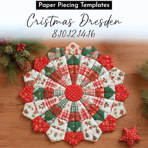 Può includere: Un blocco trapuntato circolare in tessuto con un design a piatto di Dresda in motivi natalizi rossi, verdi e bianchi. Il testo recita: Paper Piecing Templates, Cristmas Dresden, 8, 10, 12, 14, 16. Il centro è un cerchio rosso con pois bianchi.