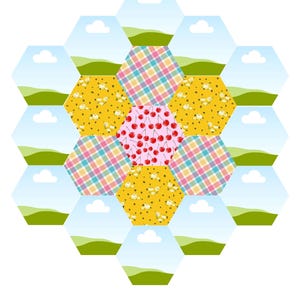 K&ouml;nnte beinhalten: Ein hexagonales Quiltblock-Muster mit einem zentralen Sechseck mit Kirschmotiv, umgeben von abwechselnden gelben Blumen-, Karomuster- und Landschaftssechsecken. Der &auml;u&szlig;ere Rand besteht aus hellblauen Himmel-Sechsecken mit gr&uuml;nen H&uuml;geln und Wolken.