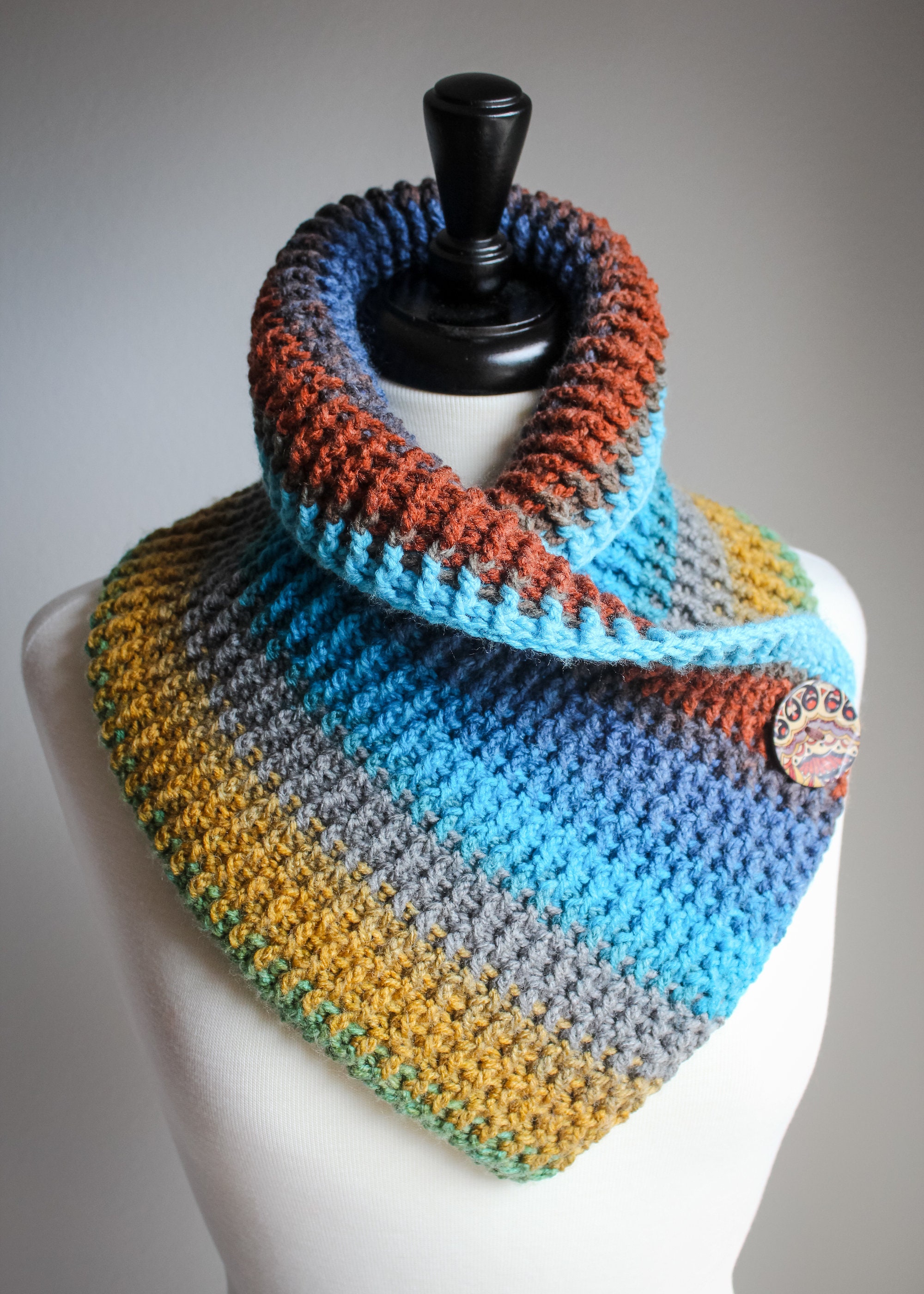40 Crochet Cowl and Crochet Scarf Patterns to Warm Up Fall and Winter 30 Crochet Sassy Unique Buttoned Cowl
