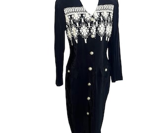 Vestido tubo negro vintage con botones de perla y bordado blanco, talla L