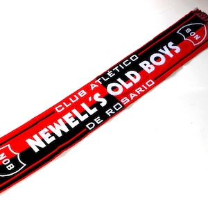 Pode incluir: Cachecol de futebol vermelho e preto com o texto "Club Atlético Newell's Old Boys de Rosario" e o logotipo da equipe.