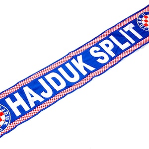 Op de afbeelding: Een blauwe en witte sjaal met de woorden "Hajduk Split" en een rood-wit geruit wapen. De sjaal heeft een rood-wit geruite zoom.