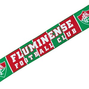 Puede incluir: Bufanda de fútbol verde y roja con las palabras "Fluminense Football Club" y un escudo verde con letras blancas.
