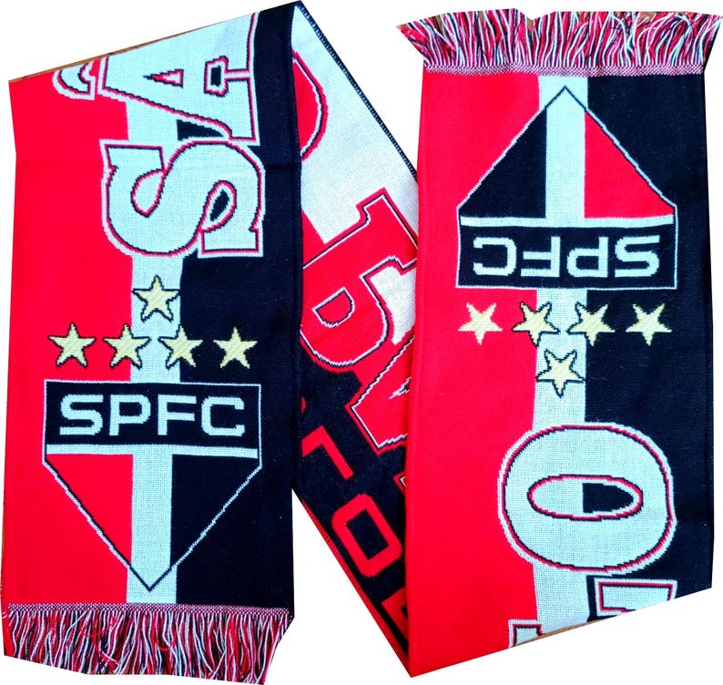 Pu&ograve; includere: Sciarpa rossa, nera e bianca con le lettere "SAO" e "SPFC" visualizzate. La sciarpa ha una frangia alle estremit&agrave; e presenta tre stelle dorate. La sciarpa &egrave; probabilmente un accessorio per una squadra sportiva.