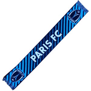 Może przedstawiać: Niebiesko-granatowy szalik w paski z białym napisem "PARIS FC". Szalik posiada logo z Wieżą Eiffla i napisem "PARIS FC" na obu końcach. Szalik ma postrzępioną krawędź.