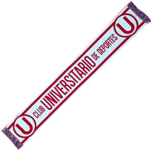 Könnte beinhalten: Ein hellblauer Schal mit rotem Text und Akzenten. Der Schal trägt die Worte "CLUB UNIVERSITARIO DE DEPORTES" in Rot sowie ein rotes "U"-Logo an jedem Ende. Die Enden haben einen Fransenbesatz.