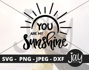 Può includere: Grafica in bianco e nero con un sole e il testo "You are my sunshine".