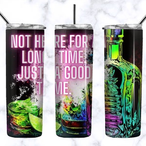 Puede incluir: Tres vasos de acero inoxidable con diseños coloridos y tapas. Los vasos presentan un fondo negro con un diseño colorido de una botella, un cóctel y una cita que dice "No estoy aquí para mucho tiempo, solo para pasar un buen rato."