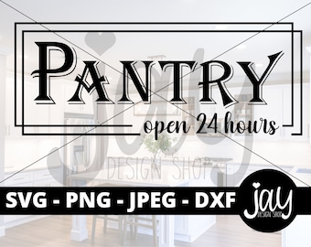 Op de afbeelding: Zwart-wit grafisch ontwerp met de tekst "PANTRY - open 24 hours" in een decoratief lettertype. Het ontwerp is omlijst met een zwarte rand.