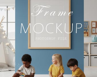 Può includere: Un mockup incorniciato con il testo "Frame Mockup Photoshop File" su un muro blu. Tre bambini giocano sul pavimento davanti alla cornice. I bambini giocano con i giocattoli.