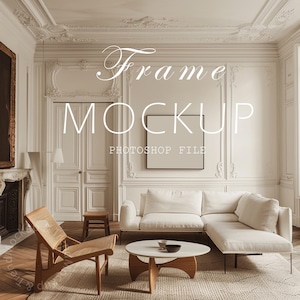 Peut inclure: Maquette d'intérieur avec un canapé d'angle blanc, une table basse ronde et une chaise en bois. La pièce présente des boiseries blanches ornées et une œuvre d'art encadrée. Le texte sur l'image indique "Frame Mockup Photoshop File."
