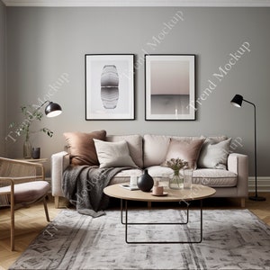 Puede incluir: Un interior de sala de estar con un sofá gris claro, dos impresiones enmarcadas en la pared, una mesa de café con un jarrón de flores, una manta y una lámpara de pie.