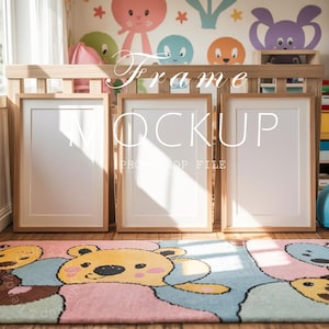 Pode incluir: Três molduras de madeira com passe-partout brancos e espaços em branco dentro. As molduras estão em um piso de madeira na frente de uma parede colorida com um tapete com um desenho de urso de desenho animado.