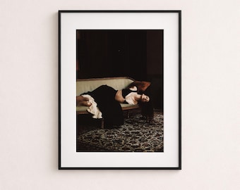 Stampa di donna romantica e cupa, chaise longue vintage, poster editoriale malinconico, arte del tappeto persiano
