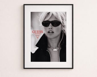 Poster con stampa di occhiali Guess anni '90, tipografia in bianco, nero e rosso.