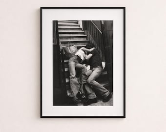 Stampa di una coppia degli anni '90 su una tromba delle scale, arte murale intima in stile street, poster di fotografia editoriale vintage